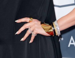 jennifer-lopez-look-grammy-2013-detalle-de-los-anillos-y-pulseras-de-norman-silverman